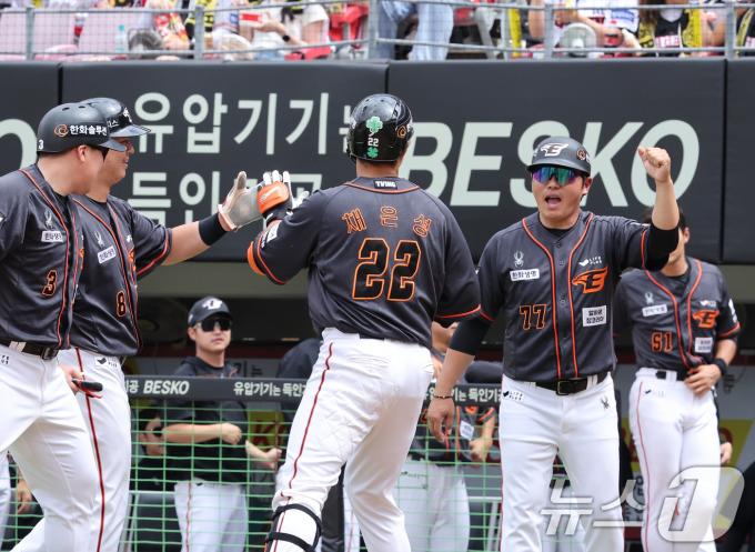 23일 오후 광주 기아챔피언스필드에서 열린 '2024 신한 SOL 뱅크 KBO리그' 한화 이글스와 KIA타이거즈 경기에서 3회초 한화공격 1사 1,2루 상황 채은성이 스리런 홈런을 친 후 홈에서 선행주자와 하이파이브를 나누고 있다. 2024.6.23/뉴스1 ⓒ News1 김태성 기자