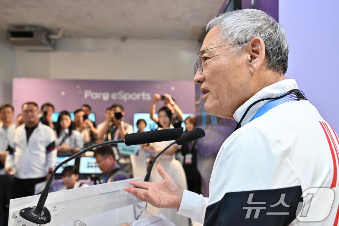 [사진] 파라 팀 코리아하우스 기념사하는 유인촌 장관