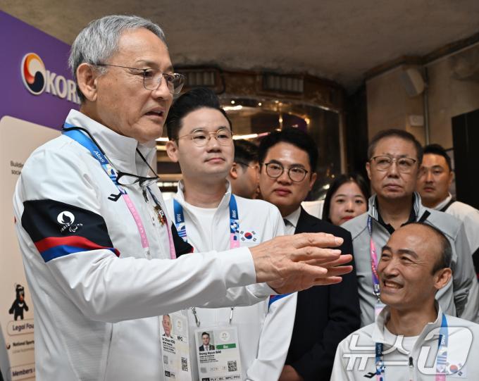 [사진] 코리아하우스 둘러보는 유인촌 장관