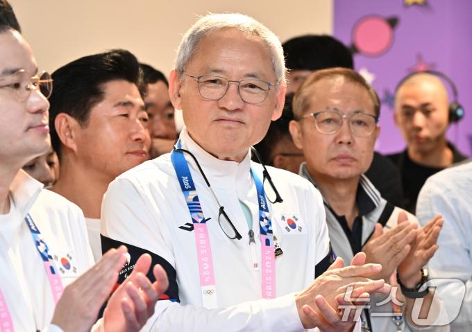 [사진] 박수치는 유인촌 장관