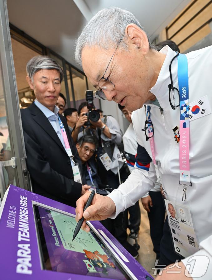 [사진] 방명록 작성하는 유인촌 장관