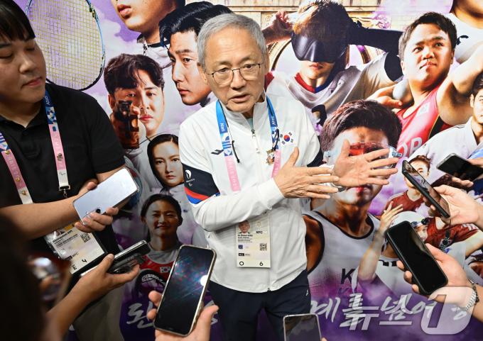 [사진] 취재진과 인터뷰하는 유인촌 장관