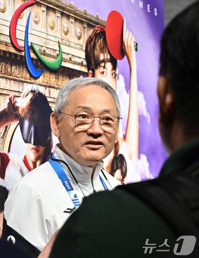 [사진] 취재진과 인터뷰하는 유인촌 장관