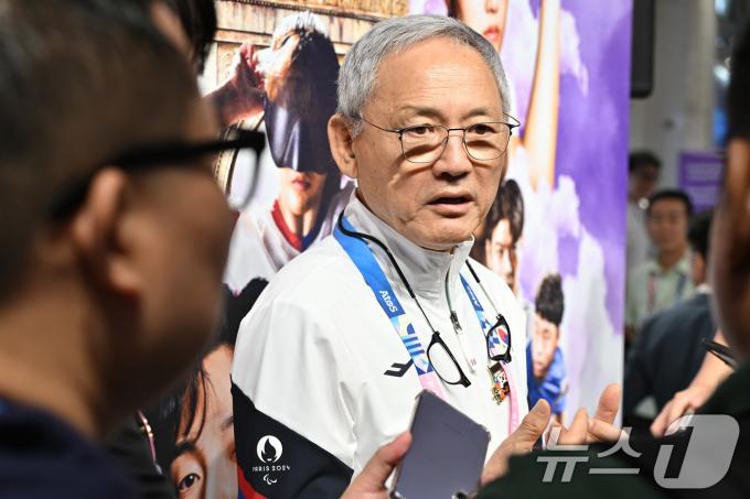 [사진] 취재진과 인터뷰하는 유인촌 장관
