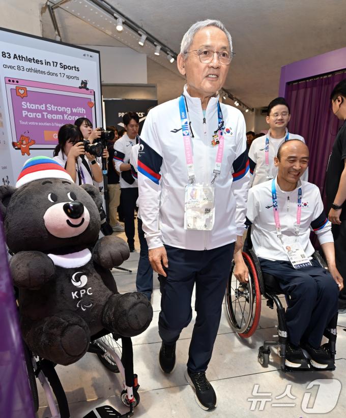 [사진] 코리아하우스 둘러보는 유인촌 장관·정진완 회장