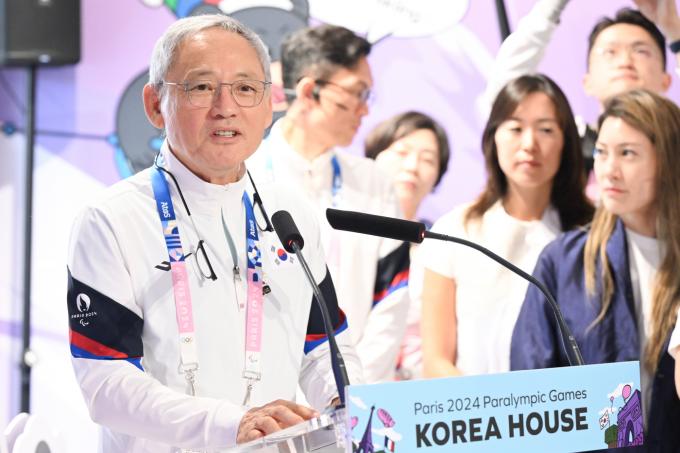 유인촌 문화체육관광부 장관이 28일(현지시간) 프랑스 파리에서 열린 파라 팀 코리아하우스 개관식에 참석했다. (대한장애인체육회 제공)