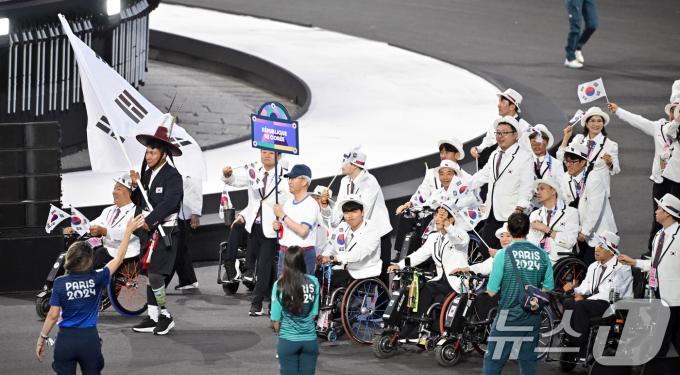 [사진] 당당하게 입장하는 대한민국 선수단