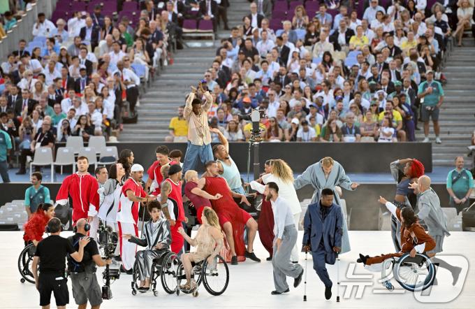 [사진] 2024 파리 패럴림픽 개막식 축하공연
