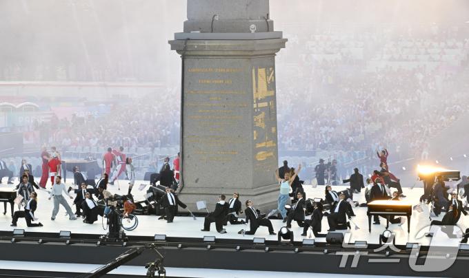 [사진] 예술로 승화한 파리 패럴림픽 개막 축하공연