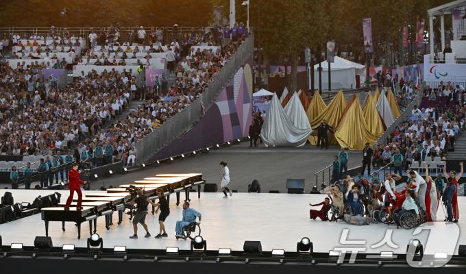 [사진] 2024 파리 패럴림픽 개막식 축하공연