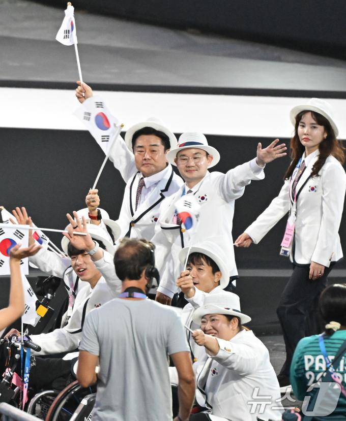 [사진] 파리 패럴림픽 개막식 입장하는 대한민국 선수단