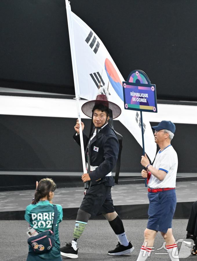 [사진] 갓 쓴 채 입장하는 기수 최용범