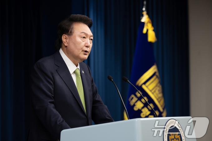 윤석열 대통령이 3일 오전 서울 용산 대통령실 청사 브리핑실에서 열린 국정브리핑에서 석유·가스 매장과 관련해 설명하고 있다. (대통령실 제공) 2024.6.3/뉴스1 ⓒ News1 송원영 기자