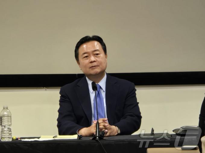 조현동 주미한국대사가 28일(현지시간) 미국 워싱턴DC 한국문화원에서 열린 특파원단 간담회에서 질의응답을 진행하고 있다.