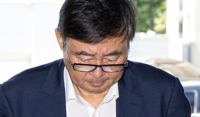 박순관 아리셀 대표가 지난 28일 구속 전 피의자 심문을 마친 후 수원 영통구 수원남부경찰서 유치장으로 들어서고 있다. 사진제공=뉴스1 