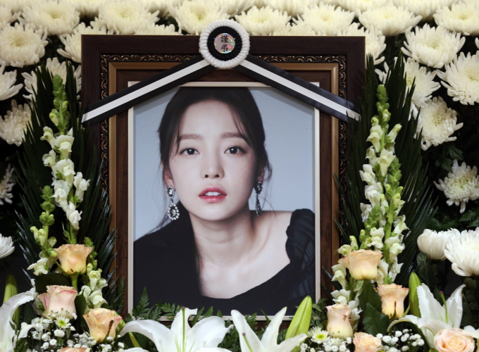 고(故) 구하라 친오빠 구호인 씨가 구하라법(민법 개정안) 통과에 만세를 외쳤다. 사진은 2019년 11월 서울 강남 성모병원 장례식장에 마련된 구하라 빈소. /사진=사진공동취재단