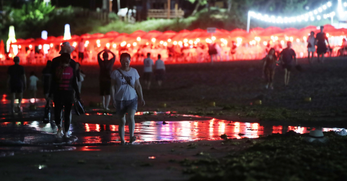 제주 북부에 45일 연속으로 열대야가 나타났다. 사진은 제주시 이호테우해수욕장에서 더위를 쫓고 있는 관광객. /사진=뉴스1 