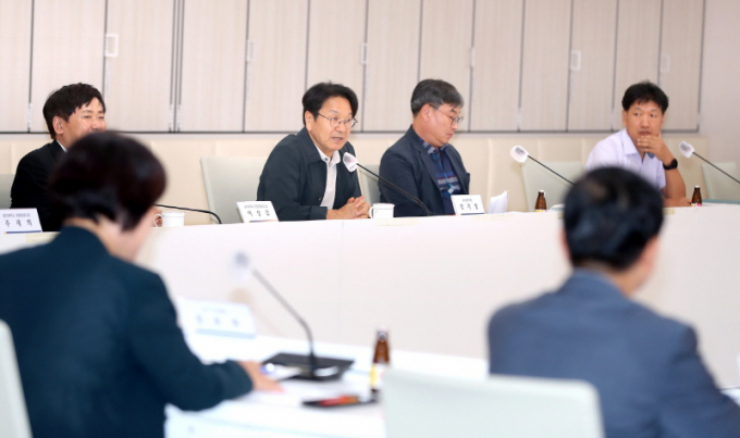 강기정 광주광역시장이 28일 오후 시청 3층 중회의실에서 열린 ‘상권영향평가 연구용역 착수 보고회’에 참석해 보고를 받고 있다./사진=광주시 