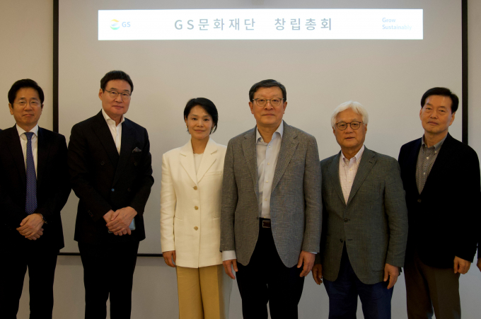 (왼쪽부터) 이준명 김앤장법률사무소 변호사, 방효진 前 DBS은행 한국 대표, 김현아 국립발레단 홍보마케팅팀장(강수진 이사 대참), 허태수 GS 회장, 나완배 前 GS에너지 대표이사 부회장 그리고 발기인으로 참석한 홍순기 ㈜GS . /사진=GS