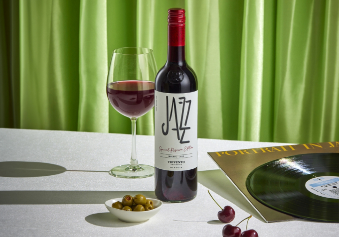 세븐일레븐이 프랑스 화가 앙리마티스의 명화 'JAZZ'를 아르헨티나의 인기 와인 '트리벤토'에 입힌 스페셜 와인 '앙리마티스 트리벤토 재즈'를 선보힌다. /사진=세븐일레븐