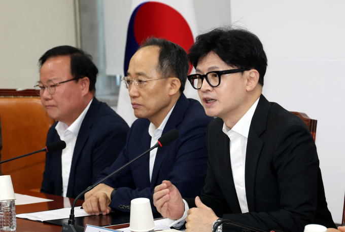한동훈 국민의힘 대표가 청소년 딥페이크 디지털 성범죄 문제가 확대되자 촉법소년 연량 하향 문제도 고려해야 한다고 말했다. 사진은 한 대표(오른쪽)가 29일 서울 여의도 국회에서 열린 최고위원회의에서 발언하는 모습. /사진=뉴시스