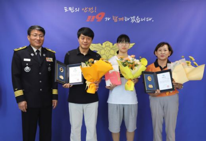 위험을 두려워하지 않고 타인의 생명을 구한 시민 2명이 수난사고 구조활동 유공 경기도지사 표창을 받았다. 경기도북부소방재난본부 홍장표 본부장(왼쪽 첫번째)이 29일 북부소방재난본부장 집무실에서 하종우(왼쪽으로부터 2번째), 구조된 여학생(오른쪽으로부터 2번째), 박영숙 대원(오른쪽 첫번째)에게 표창장을 수여한 후 사진촬영을 하고 있다. / 사진제공=경기도북부소방재난본부
