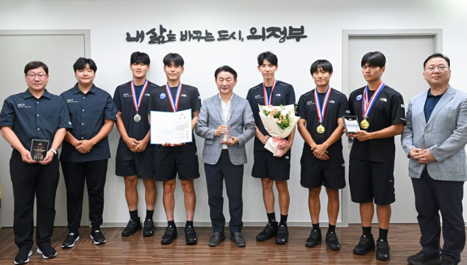 김동근 의정부시장(왼쪽 다섯번째)이 전국대회에서 종합우승한 시청 사이클팀과 기념촬영하고 있다. / 사진제공=의정부시 