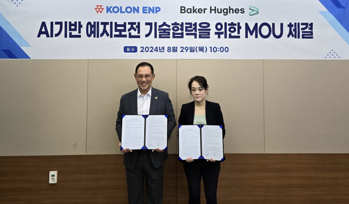 29일 허성 코오롱ENP 대표이사(왼쪽)와 지예영 베이커휴즈코리아 대표이사가 AI 기반 설비 진단 모니터링 시스템 도입을 위한 MOU를 체결한 후 기념사진을 촬영하고 있다. / 사진=코오롱ENP