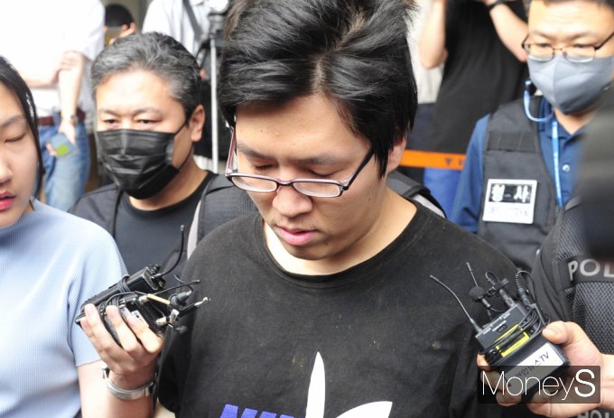'신림동 등산로 성폭행 살인 사건' 피의자 최윤종이 무기징역이 확정됐다. 사진은 지난해 최윤종이 서울관악경찰서에서 검찰로 송치되는 모습. /사진=장동규 기자