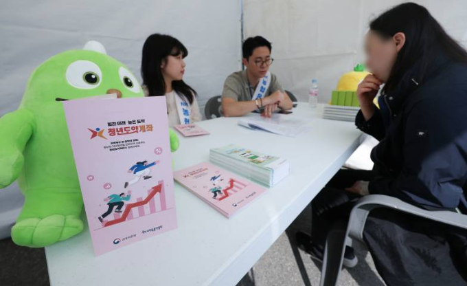 서민금융진흥원 청년도약계좌 홍보 행사에서 시민들이 상담을 받고 있다./사진=뉴스1