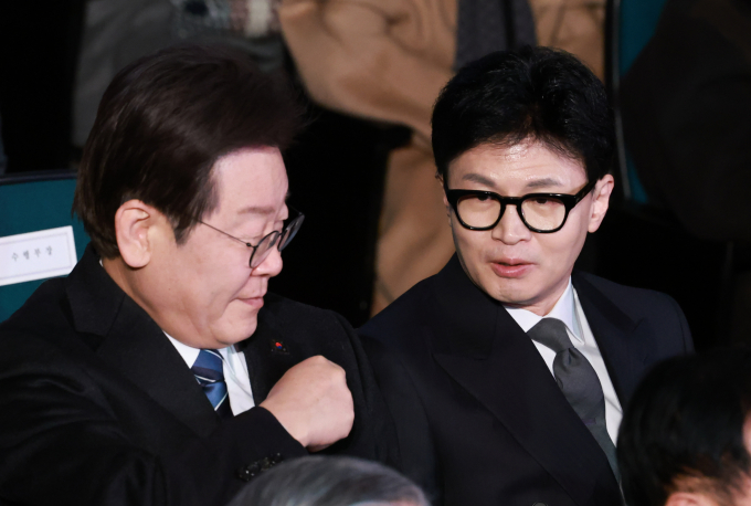이재명 더불어민주당 대표와 한동훈 국민의힘 대표의 회담이 다음달 1일 국회에서 진행된다. 사진은 한 대표(오른쪽)와 이 대표가 지난 3월1일 서울 중구 유관순기념관에서 열린 제105주년 3·1절 기념식에서 대화하는 모습. /사진=뉴시스(대통령실통신사진기자단) 