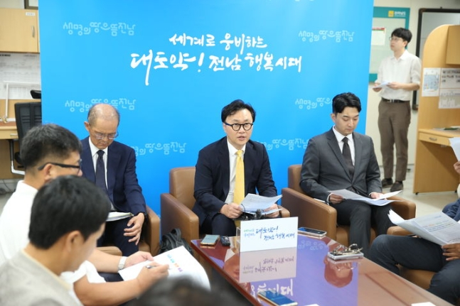 전남 국립의대 및 대학병원 신설 정부 추천 공모 용역기관인 에이티커니코리아와 법무법인 지평은 29일 도청 기사실에서 브리핑을 갖고 국립의대 및 대학병원 설립방식 기본안을 발표하고 있다./뉴시스