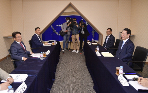 지난해 5월10일 광주광역시 서구 치평동 김대중컨벤션센터에서 강기정 광주시장과 김영록 전남도지사가 군 공항 이전 관련 협의를 위해 만나고 있다./사진=광주시