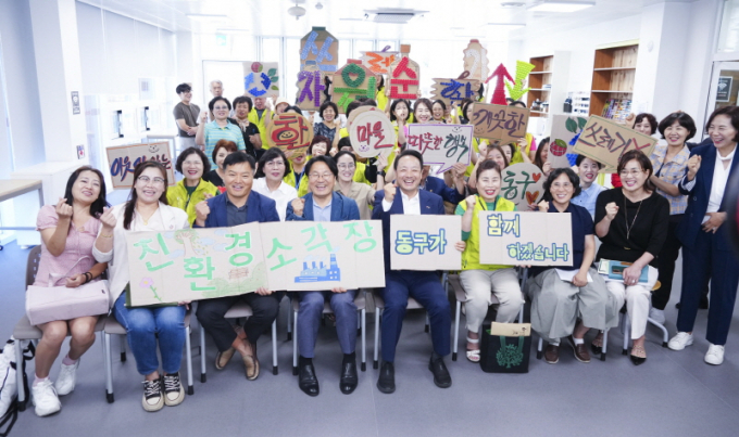 강기정 광주광역시장(앞줄 왼쪽 네번째)이 29일 오전 동구 친환경자원순환센터에서 열린 ‘재활용 업(UP), 쓰레기 다운(DOWN) 위한 찾아가는 간담회’에 참석해 자원회수시설 추진 방향을 논의한 뒤 임택 동구청장 등 참석자들과 기념촬영을 하고 있다./사진=광주시 