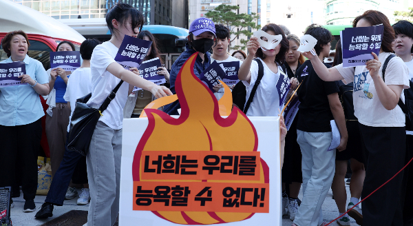 당정이 나선 만큼 딥페이크 성범죄 피해자가 줄어들지 전 세계가 주목하고 있다. 사진은 기자회견에서 퍼포먼스 중인 여학생들의 모습. /사진=뉴시스