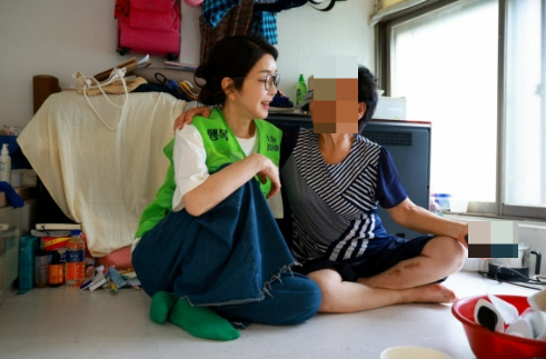 김건희 여사가 지난 23일 서울역 쪽방촌에서 봉사활동을 했다. 사진은 김건희 여사(왼쪽)가 지난 23일 서울역 쪽방촌 주민을 만난 모습. /사진=행복나눔봉사회 블로그