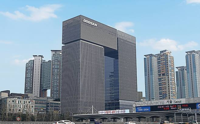두산밥캣과 두산로보틱스가 29일 이사회를 열고 양사 간 포괄적주식교환 계약을 해제하기로 결의했다. / 사진=두산그룹 
