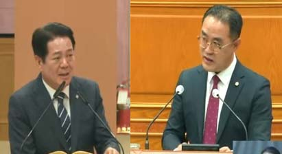 안양시의회 강익수(오른쪽) 시의원이 29일 본회의에서 최대호(왼쪽) 시장에게 옛 농림축산검역 본부 활용과 관련 "공약에 매몰되지 말고 유연하게 대처할 것"을 주문하고 있다. 사진제공=안양시의회  