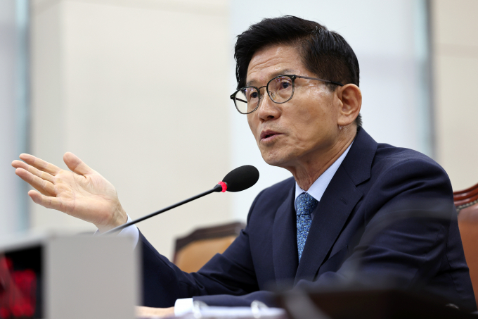 윤석열 대통령이 29일 야당의 지명 철회 요구에도 김문수 고용노동부 장관 임명안을 재가했다. 사진은 김 장관이 지난 26일 서울 여의도 국회에서 열린 환경노동위원회의 인사청문회에서 질의에 답변하는 모습. /사진=뉴스1