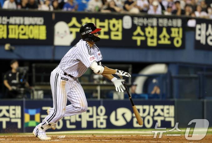 [사진] 역전타 치는 LG 이영빈