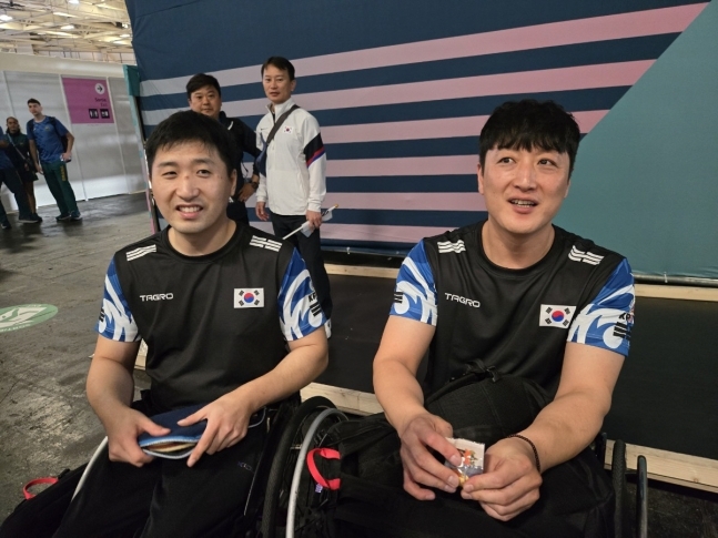 2024 파리 패럴림픽 남자탁구 복식(MD8)에 출전한 김영건-김정길 조가 29일 오후(한국시간) 프랑스 파리의 사우스 아레나 파리에서 열린 16강전에서 승리한 뒤 인터뷰를 하고 있다. (대한장애인체육회 제공)