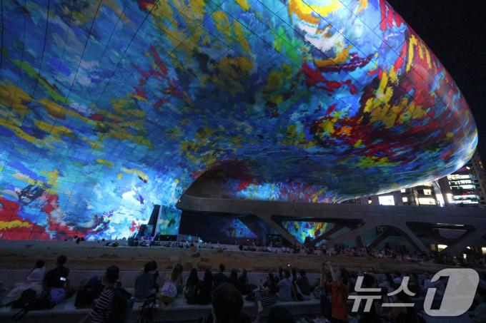 [사진] 미술관 밖으로 나온 김환기의 작품