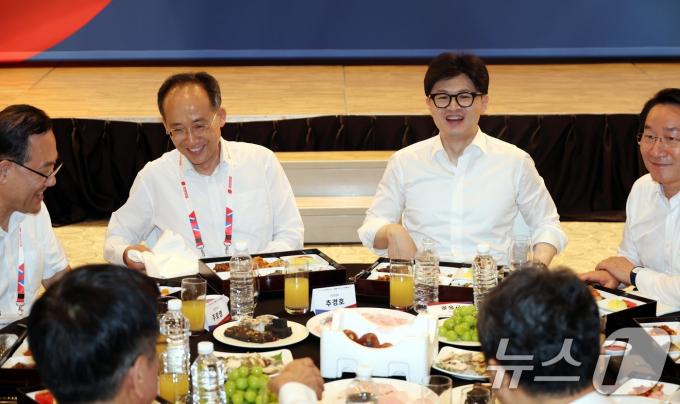 [사진] 한동훈·추경호 '화기애애'