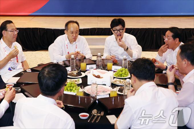 [사진] 국민의힘 국회의원 연찬회, 만찬 갖는 한동훈·추경호