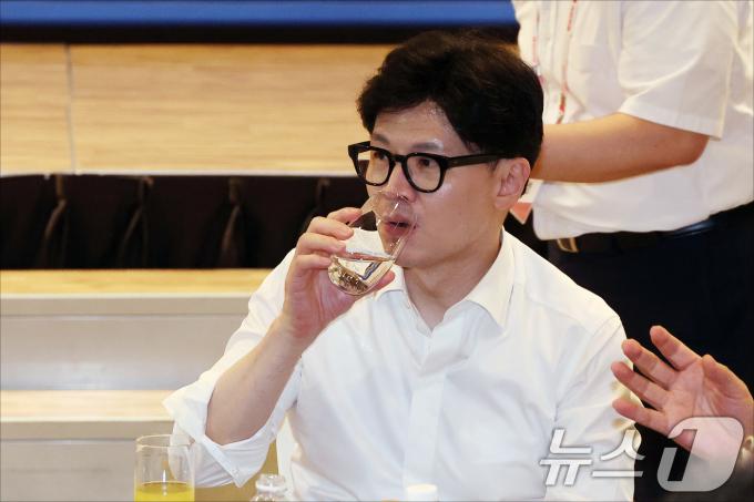 [사진] 물마시는 한동훈 대표