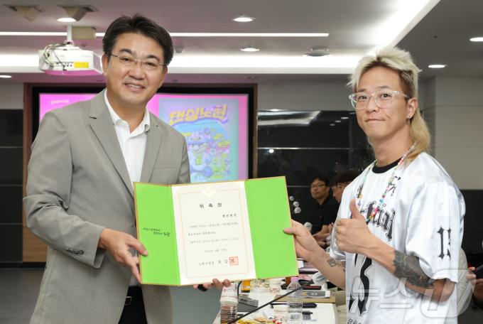 [사진] 오승록 노원구청장, 팝핀현준 '2024 댄싱노원' 홍보대사 위촉