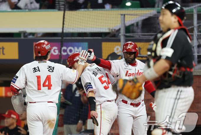 30일 오후 인천시 미추홀구 문학동 SSG랜더스필드에서 열린 프로야구 '2024 신한 SOL 뱅크 KBO리그' LG 트윈스와 SSG 랜더스의 경기, SSG 최정이 6회말 무사 2루에서 역전 투런 홈런을 친 뒤 에레디아의 축하를 받고 있다. 2024.5.30/뉴스1 ⓒ News1 김진환 기자