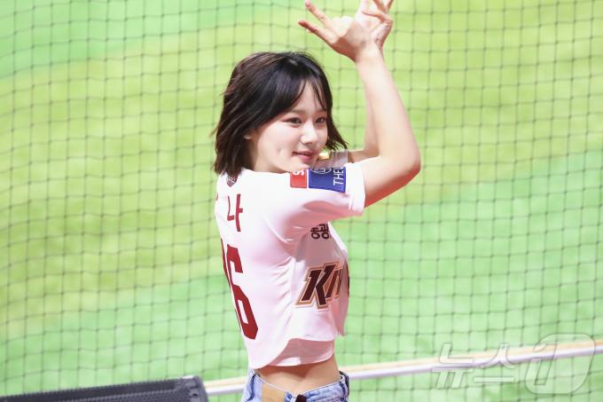 [사진] 미미로즈 안나, 한 줌 개미허리