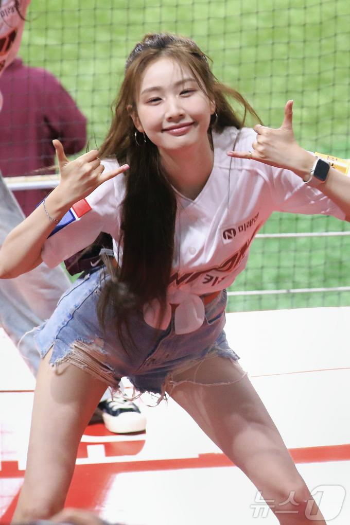 [사진] 미미로즈 효리, 키움 히어로즈 파이팅!