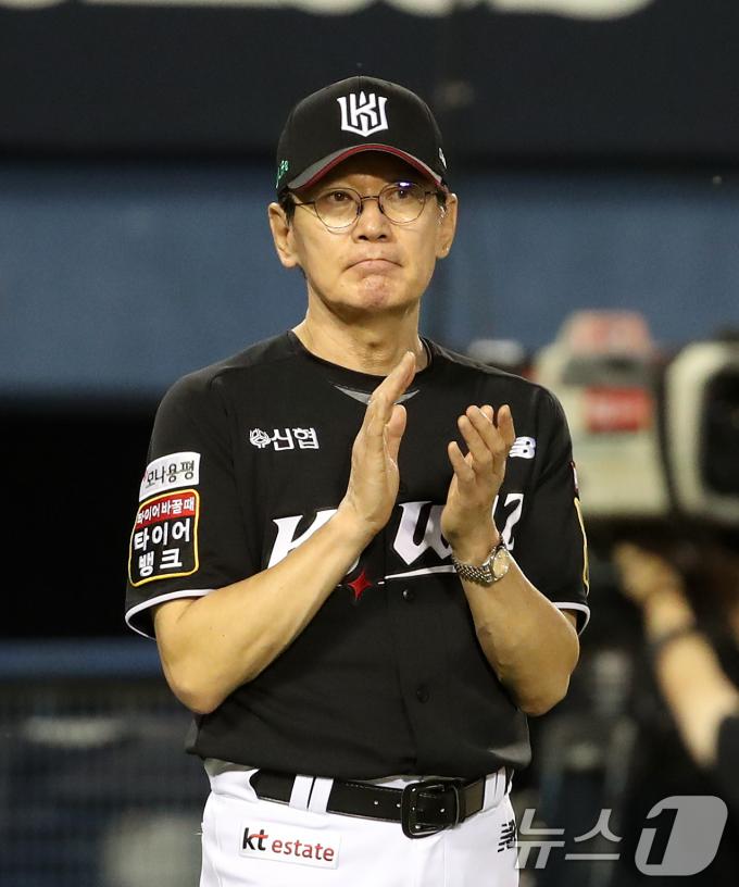 [사진] 박수치는 이강철 감독